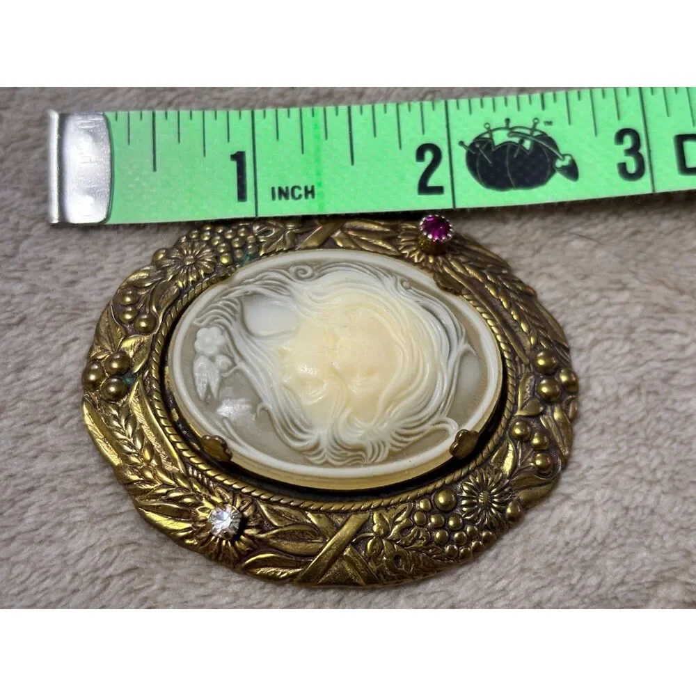 Vintage Faux Cameo Two Sisters Pin Brooch - Picture 3 of 3